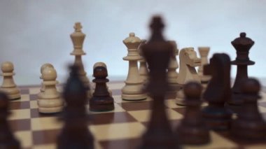 Kaydırıcı atışı. Satranç tahtası oyunu. Beyaz arkaplanda satranç figürleri.
