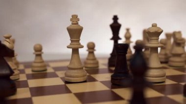 Kaydırıcı atışı. Satranç tahtası oyunu. Beyaz arkaplanda satranç figürleri.