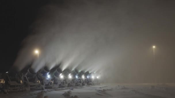 Πολλά Κανόνια Χιονιού Κάνουν Χιόνι Νύχτα Στις Πίστες Του Σκι — Αρχείο Βίντεο