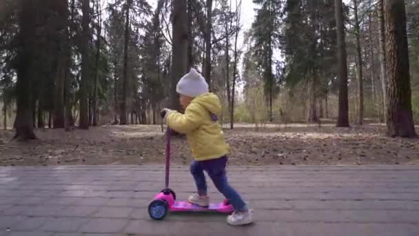 Menina Bonito Com Grande Velocidade Desce Uma Colina Uma Scooter — Vídeo de Stock