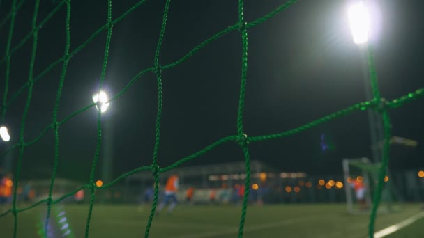 Avond Voetbalwedstrijd Voetbalspelers Spelen Het Trainingsveld Verlicht Door Stadionlichten Zicht — Stockvideo