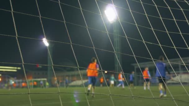 Вечерний Футбольный Матч Футболисты Играют Тренировочном Поле Освещенном Огнями Стадиона — стоковое видео