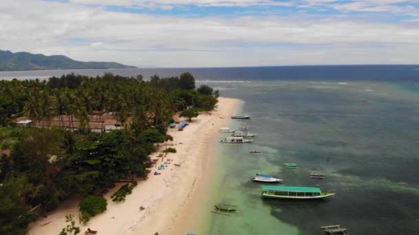 Повітряний Дрон Пролітає Над Мирною Тропічною Затокою Човнами Балі Індонезія — стокове відео