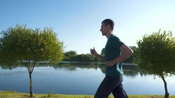 Jeune Sportif Courant Tôt Matin Longe Rivière Pittoresque Parc Ville — Video