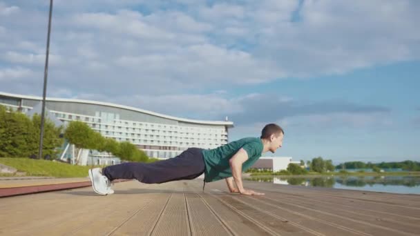 Sportowiec Patrzy Hologram Inteligentnym Zegarkiem Który Pokazuje Informacje Pulsie Przebytej — Wideo stockowe