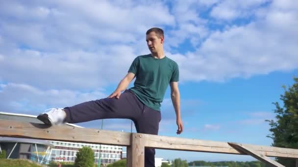 Jovem Desportista Faz Aquecimento Antes Exercício Ele Treina Livre Junto — Vídeo de Stock