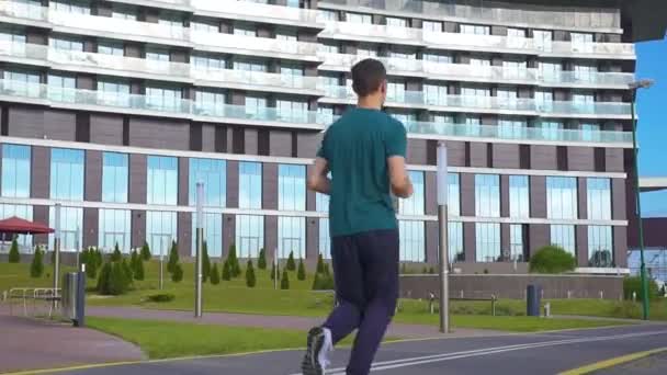 Ung Sportsmand Jogger Tidligt Morgenen Han Kører Nærheden Den Moderne – Stock-video