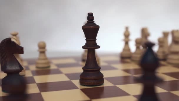Výstřel Kluzáku Šachovnice Šachové Figurky Bílém Pozadí — Stock video