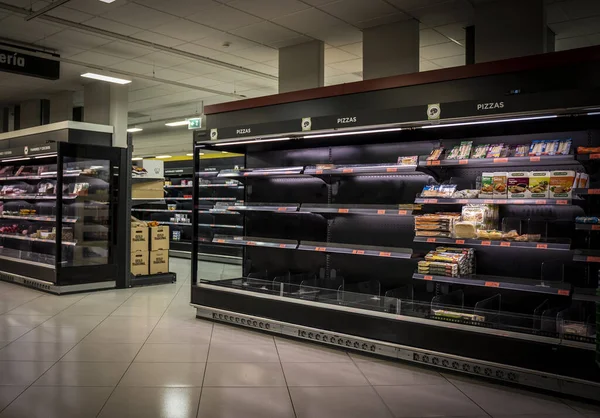 Malaga, İspanya - 12 Mart 2020: Coronavirus. Panik yüzünden boş bir süpermarket. Raflarda yiyecek kıtlığı ve temel malzemeler var..