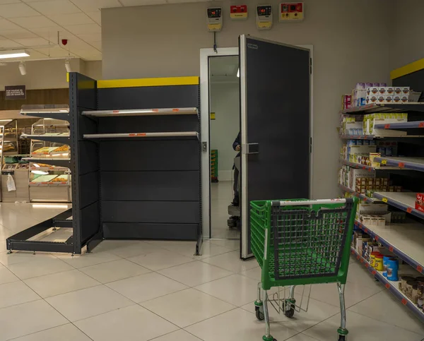 スペインのマラガ 2020年3月12日 コロナウイルス危機によるパニック購入のために空の棚 スーパーでの食料や基本的な供給の不足 — ストック写真