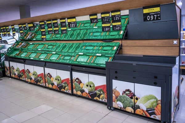 Mlaga, İspanya - 12 Mart 2020: Coronavirus (SARS-CoV-2) krizinin neden olduğu panik satın alma nedeniyle boş raflar. Süpermarkette yiyecek ve temel erzak sıkıntısı.