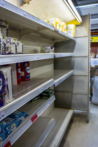 Malaga, İspanya - 13 Mart 2020: Coronavirus. COVID-19 krizinden kaynaklanan panik yüzünden tuvalet kağıdı olmayan raflar. Süpermarkette kısa süreli temel malzemeler..