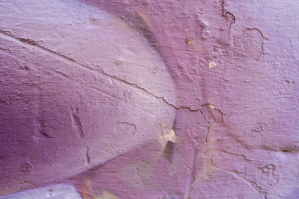 Beyaz çatlamış bir duvarda mor soyut boya. Grafiti dokusunun yakın çekimi. Sokak sanatı arka planı.