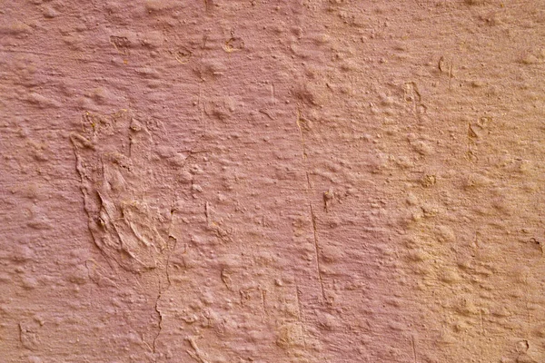 スタッコ傷壁にサーモンカラーグラデーションペイント 落書きのテクスチャのクローズアップ ストリートアートの背景 — ストック写真