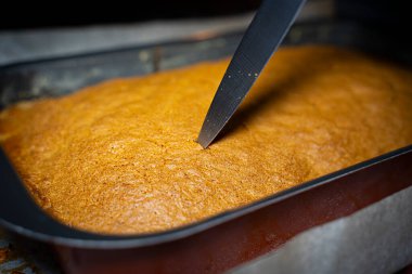 Bıçakla sünger keki delmek