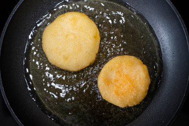 Yağ dolu bir tavada reçeteler. Üst Manzara. Venezuela yemekleri pişirmek.