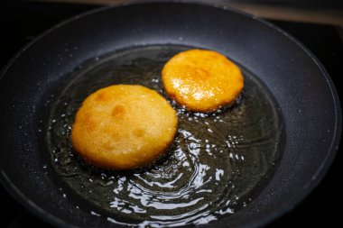 Venezuela arepas tarifi. Tavada yağda kızartılıyor..