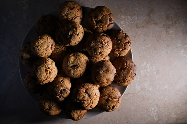 Biscoitos Uma Chapa Com Pouca Luz Espaço Cópia Vista Superior — Fotografia de Stock