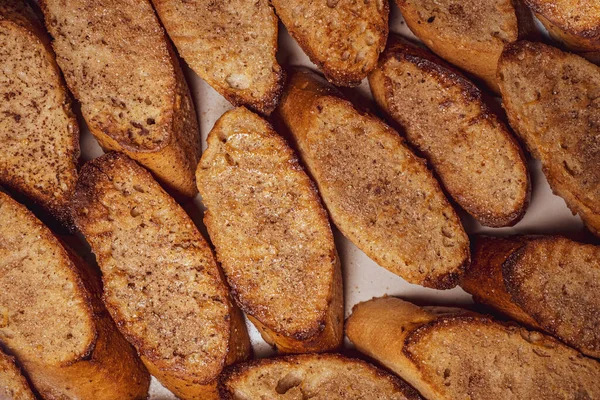Torrijas üst görünümü. Geleneksel ev yapımı İspanyol Paskalya Tatlısı. Tatlı ekmek dilimleri arka planda.
