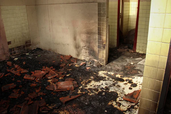 Interior Abandoned Building Fire View Room Hallway Bathroom Burned Full — Stock Photo, Image