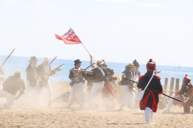 Malaga, İspanya - 26 Ekim 2014: 18. yüzyıl Kraliyet Donanması askerleri Fransız askerlerine karşı savaşıyor. 1812 'deki İngiliz çıkartmasının tarihi yeniden canlandırması. Napolyon korsan üssüne saldırı..