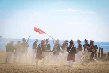 Malaga, İspanya - 26 Ekim 2014: 18. yüzyıl Kraliyet Donanması askerleri Napolyon askerlerine karşı savaşıyor. 1812 'deki İngiliz çıkartmasının tarihi yeniden canlandırması. Fransız korsan üssüne saldırı..