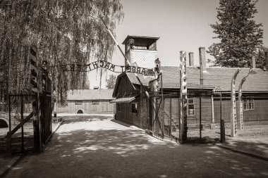 Oswiecim, Polonya - 20 Mayıs 2012: Toplama kampı Auschwitz 'in ana kapısı 