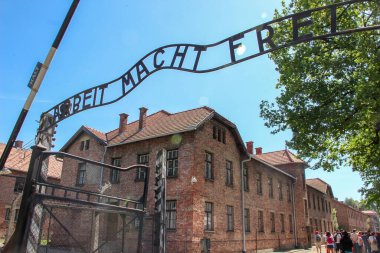 Oswiecim, Polonya - 20 Mayıs 2012: Toplama kampı Auschwitz 'in ana kapısı 
