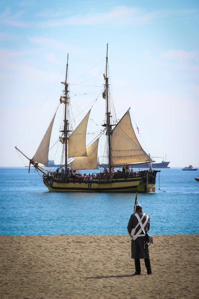Malaga, İspanya - 26 Ekim 2014: Brig La Grace kıyının yanında. Plajdaki Napolyon askeri. 1812 'deki İngiliz çıkartmasının tarihi yeniden canlandırması. Kraliyet Donanması bir korsan üssüne saldırdı..