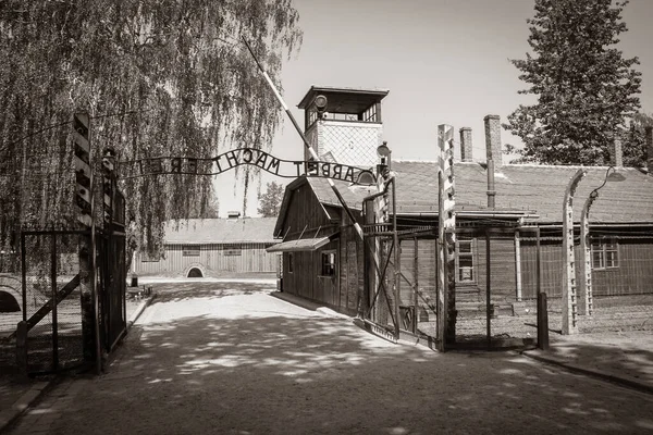 Oswiecim, Polonya - 20 Mayıs 2012: Toplama kampı Auschwitz 'in ana kapısı 