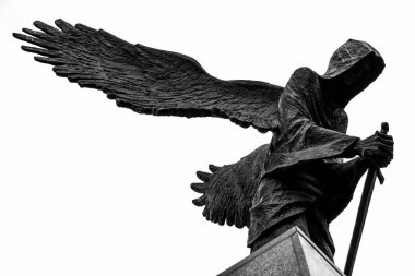 Wroclaw, Polonya - 18 Mayıs 2012: Kılıçlı Ölüm Meleği heykeli. Katliam kurbanlarının anıtı. Katyn 'in Aşağı Silezya Ailesi.