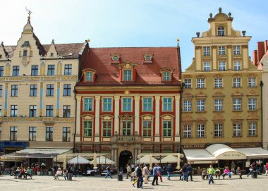 Wroclaw, Polonya - 18 Mayıs 2012: Pazar Meydanı. Eski binaların ön cephelerine ve yürüyen insanlara bakıyorum..