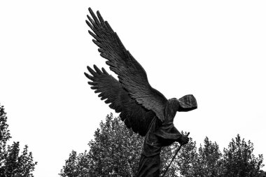 Wroclaw, Polonya - 18 Mayıs 2012: Kılıçlı Ölüm Meleği. Katyn 'in Aşağı Silezya Ailesi Anıtı katliam kurbanlarına.