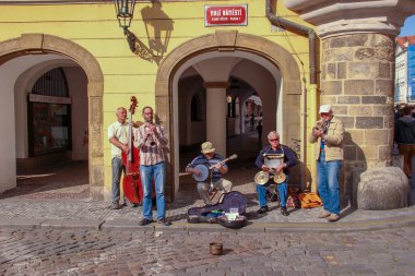 Prag, Çek Cumhuriyeti - 17 Mayıs 2012: Sokak müzisyenleri para istemek ve eski kentin bir meydanı olan Erkek namesti 'de plak satmak için sokakta müzik çalıyorlar.