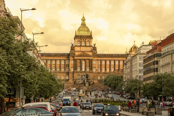 Prag, Çek Cumhuriyeti - 16 Mayıs 2012: Wenceslas Meydanı 'ndaki Prag Ulusal Müzesi (Narodni müzesi). Gün batımında turistlerin, insanların ve trafiğin olduğu ön cephe ve sokak manzarası.