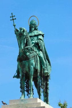 Budapeşte, Macaristan - 11 Mayıs 2012: Saint Stephen 'ın Binicilik bronz heykeli veya Kral I. St. Stephen (Istvan) mavi gökyüzüne karşı.
