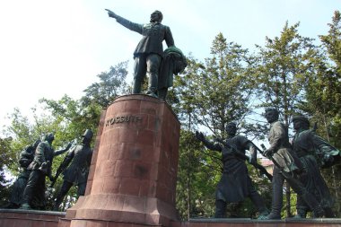 Budapeşte, Macaristan - 11 Mayıs 2012: Lajos Kossuth Memorial. Macar Parlamento Binası önündeki eski Macar Vekil Cumhurbaşkanına adanmış eski bir anıt.