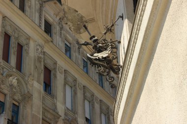 Budapeşte, Macaristan - 11 Mayıs 2012: Şehrin Pest tarafındaki eski bir binanın süsleme detaylarının yakın çekimi.