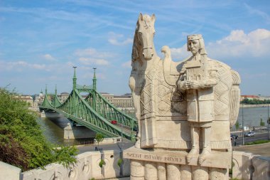 Budapeşte, Macaristan - 12 Mayıs 2012: Gellert tepesindeki Aziz Stephen Heykeli (Aziz Steven, Szent Istvan Kiraly) ve Tuna Nehri üzerindeki yeşil Özgürlük Köprüsü (Szabadsag). Citadella 'dan Görünüm.