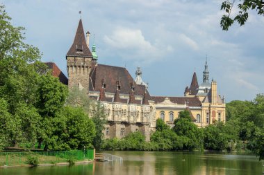 Vajdahunyad Kalesi ve City Park Gölü. Macaristan, Budapeşte 'de güzel bir bahar manzarası.
