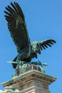Budapeşte, Macaristan - 11 Mayıs 2012: Turul, yırtıcı kuşun mitolojik kuşu, açık kanatları ve pençelerinde bir kılıç ile.