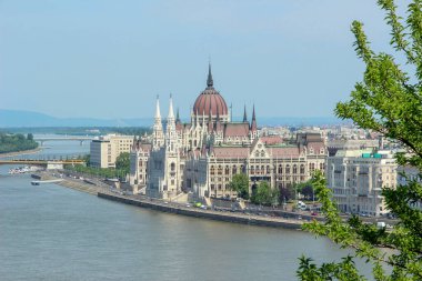 Budapeşte, Macaristan - 11 Mayıs 2012: Sabah Macaristan Parlamento Binası (Orszaghaz) ve Tuna Nehri manzarası.