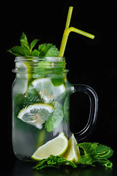 Frischer Mojito Cocktail Mit Limette Minze Und Eis Glas Auf — Stockfoto