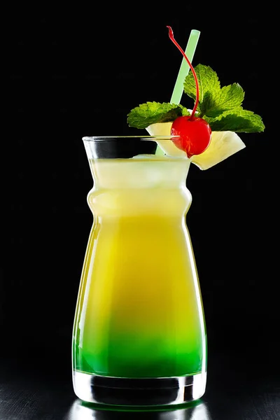 Frischer Cocktail Mit Kirsche Limette Minze — Stockfoto