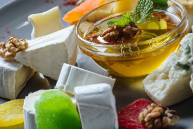 Meyve ve cevizli peynir çeşitleri.