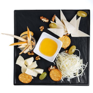 Çeşitli şekil ve boyutlarda çeşitli peynirler.