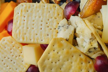 Tabakta peynir ve kraker. Yakın plan.