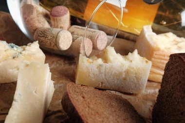 Taş bir masanın üzerindeki bardakta bir sürü şarap kapağı