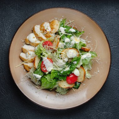 Tahta zeminde taze sebze karışımı salata.