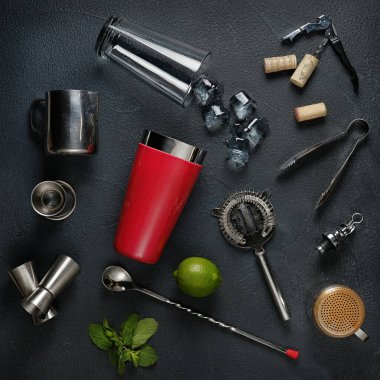 Şefin yemek pişirme aletleri karanlık arka planda.